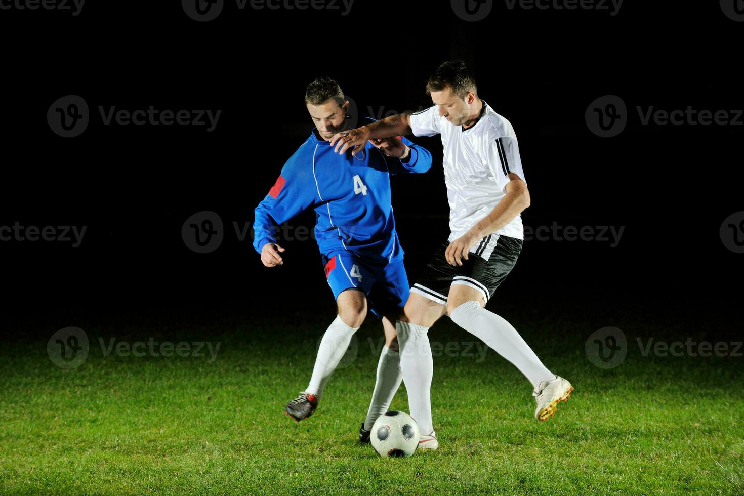 futbolistas en acción por el balón foto