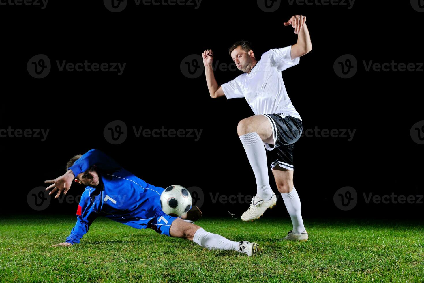 futbolistas en acción por el balón foto