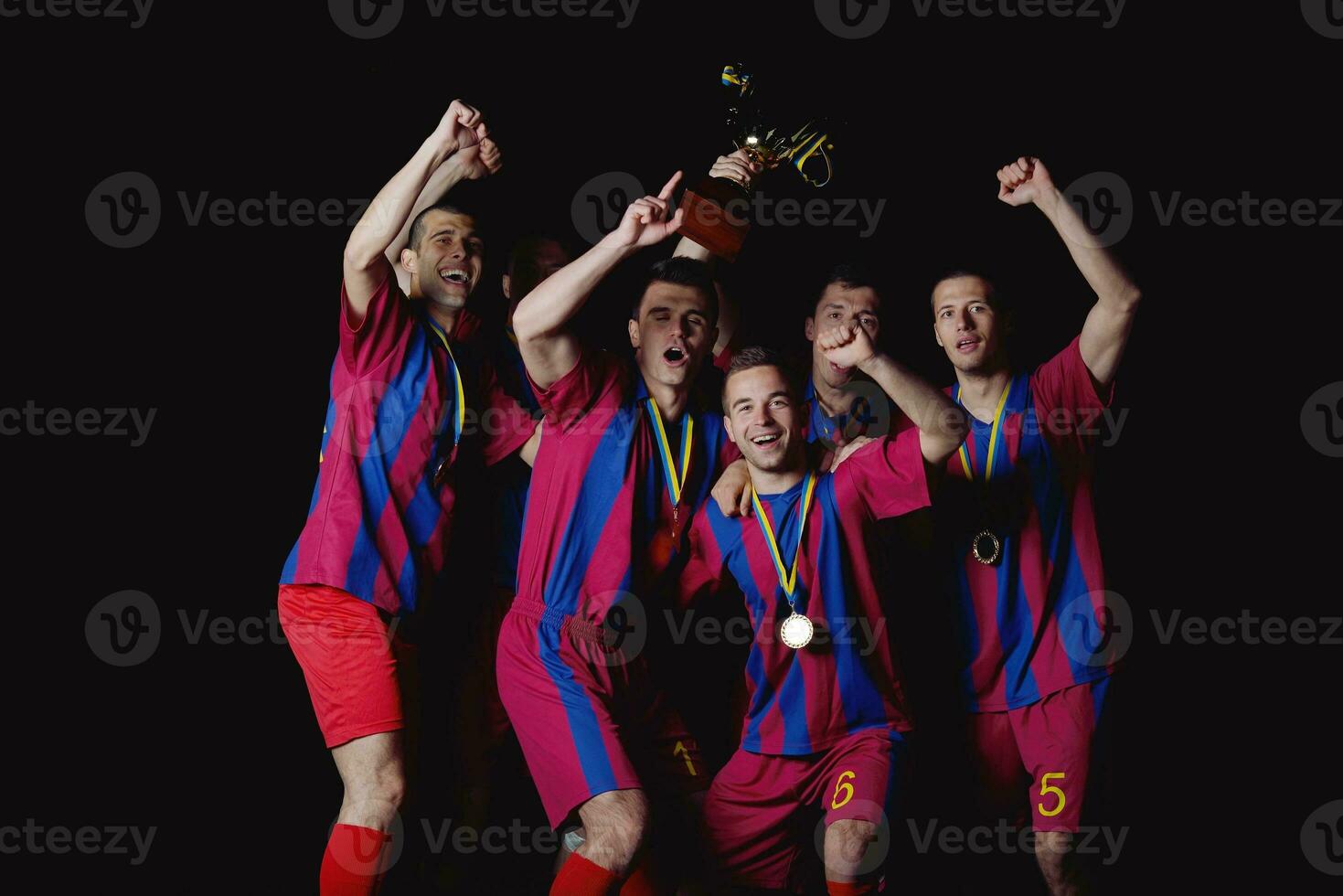 jugadores de fútbol celebrando la victoria foto