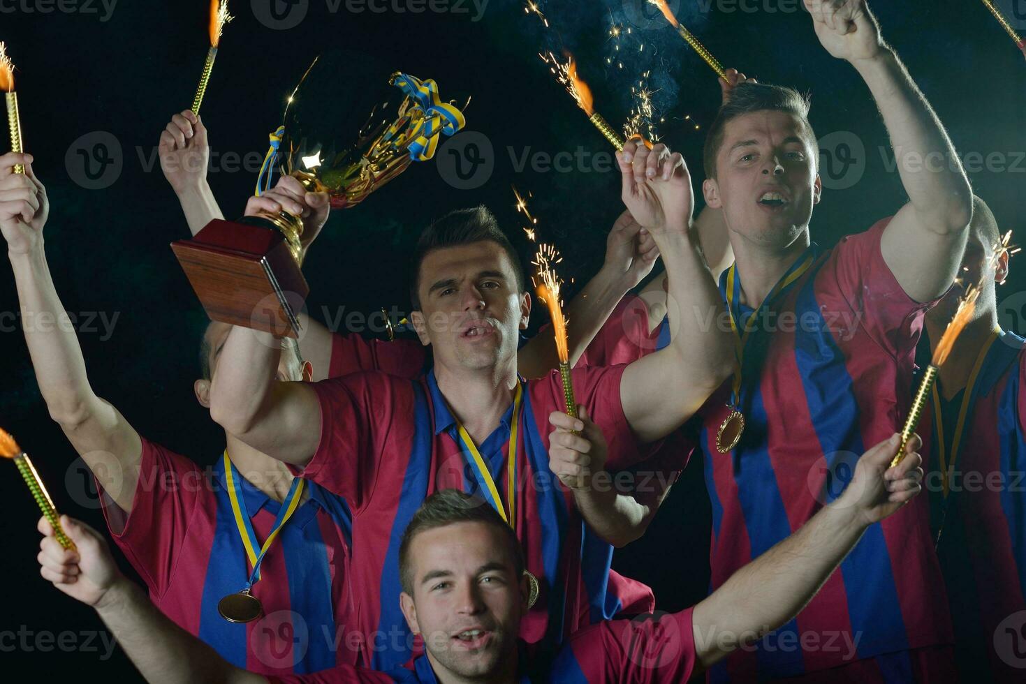 jugadores de fútbol celebrando la victoria foto