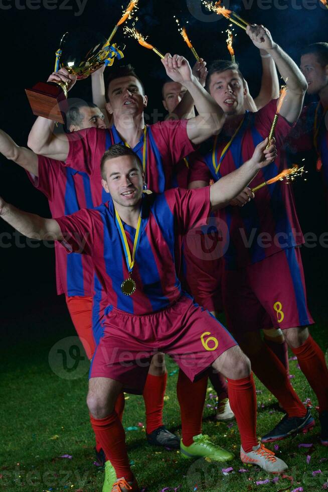 jugadores de fútbol celebrando la victoria foto