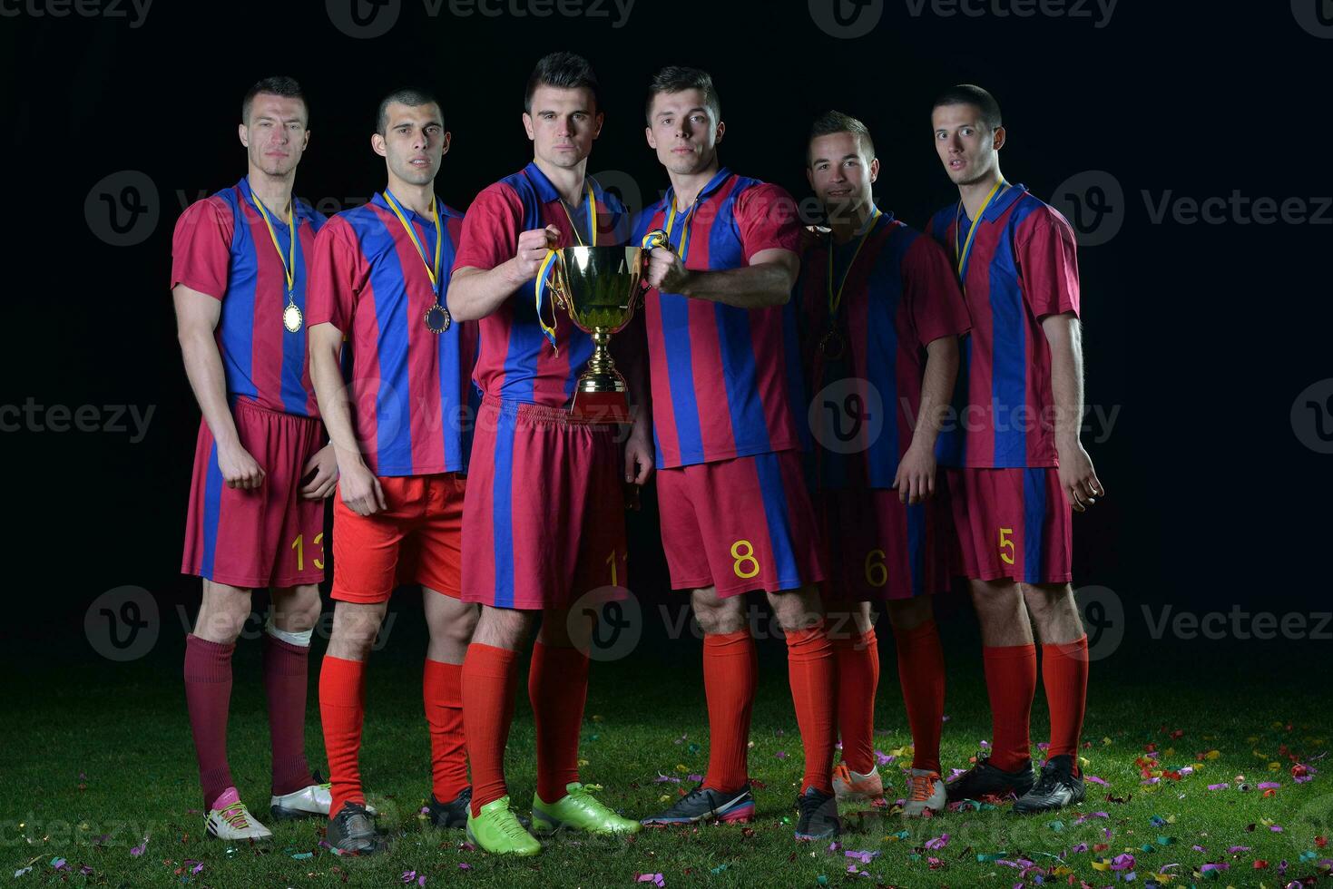 jugadores de fútbol celebrando la victoria foto