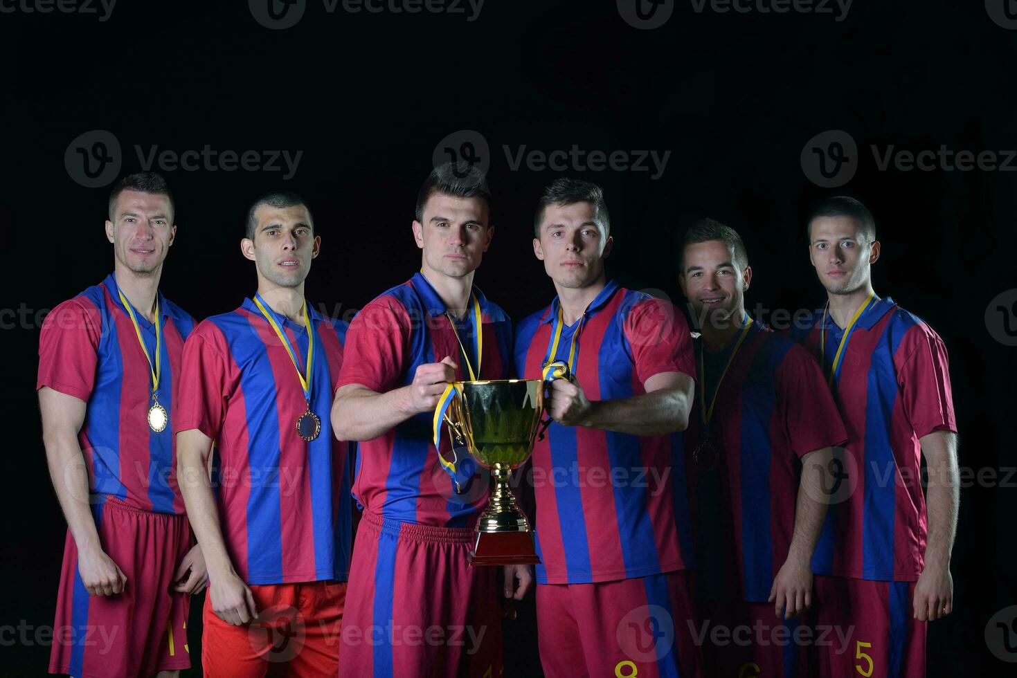 jugadores de fútbol celebrando la victoria foto