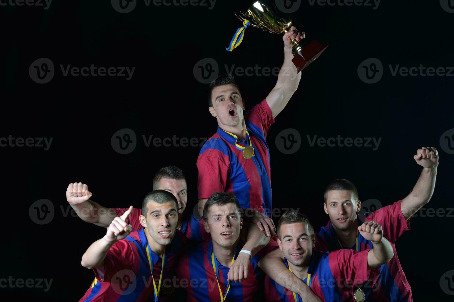 jugadores de fútbol celebrando la victoria foto