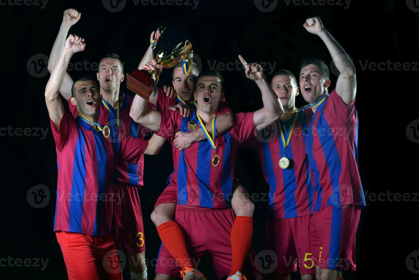 jugadores de fútbol celebrando la victoria foto