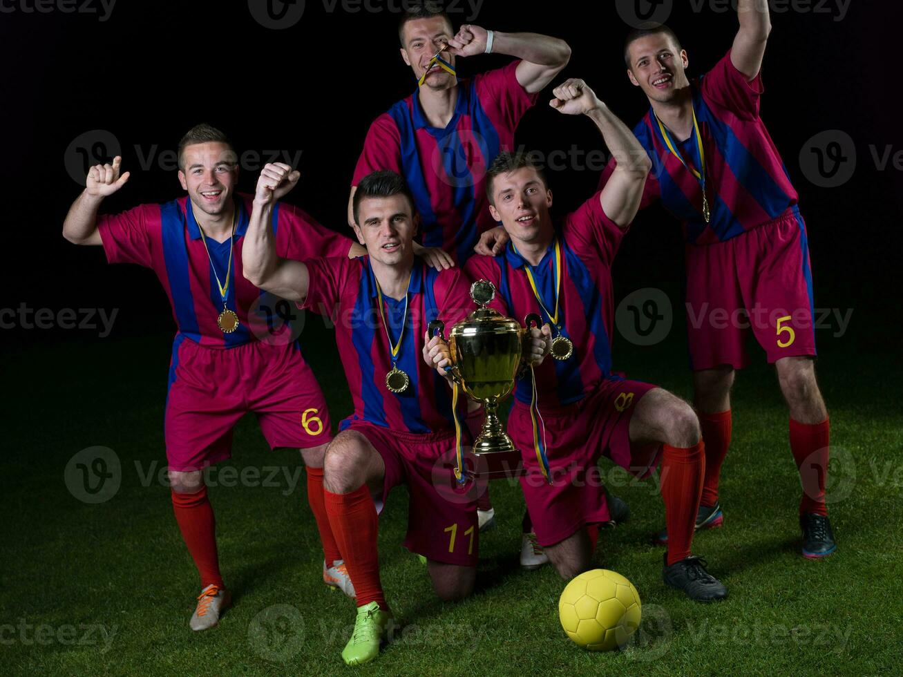 jugadores de fútbol celebrando la victoria foto