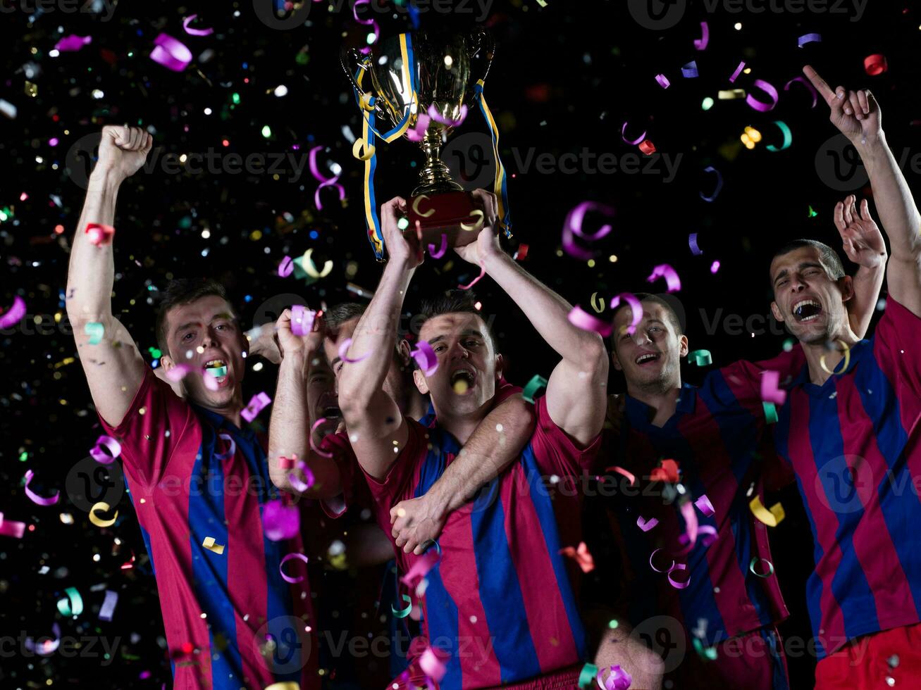 jugadores de fútbol celebrando la victoria foto