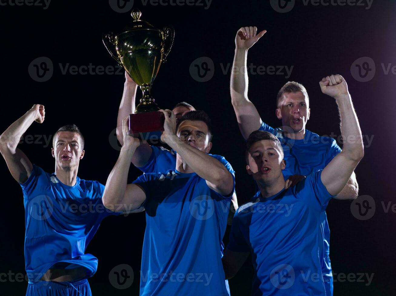 jugadores de fútbol celebrando la victoria foto