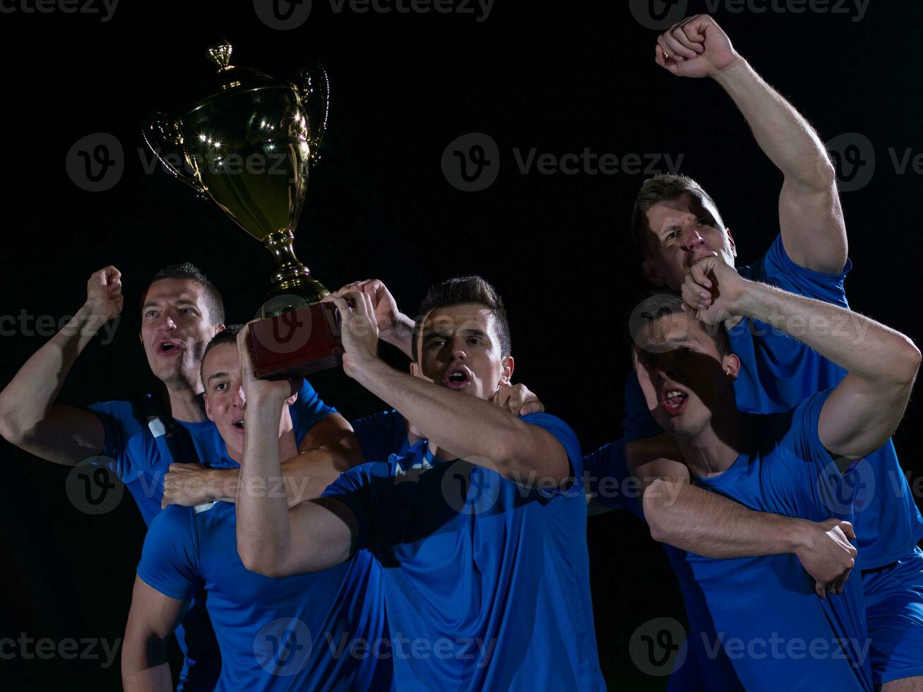 jugadores de fútbol celebrando la victoria foto