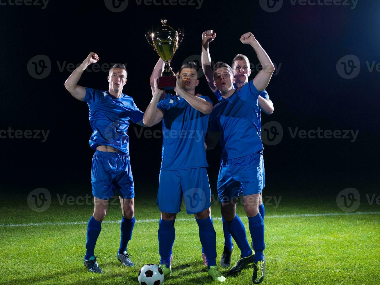 jugadores de fútbol celebrando la victoria foto