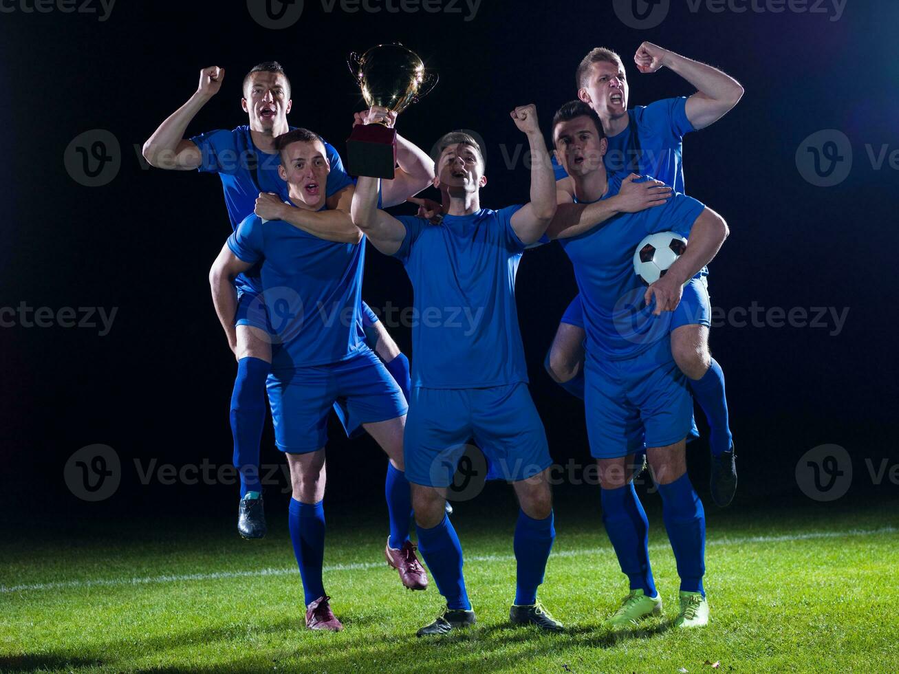 jugadores de fútbol celebrando la victoria foto