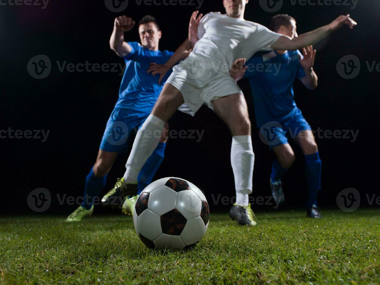 duelo de futbolistas foto