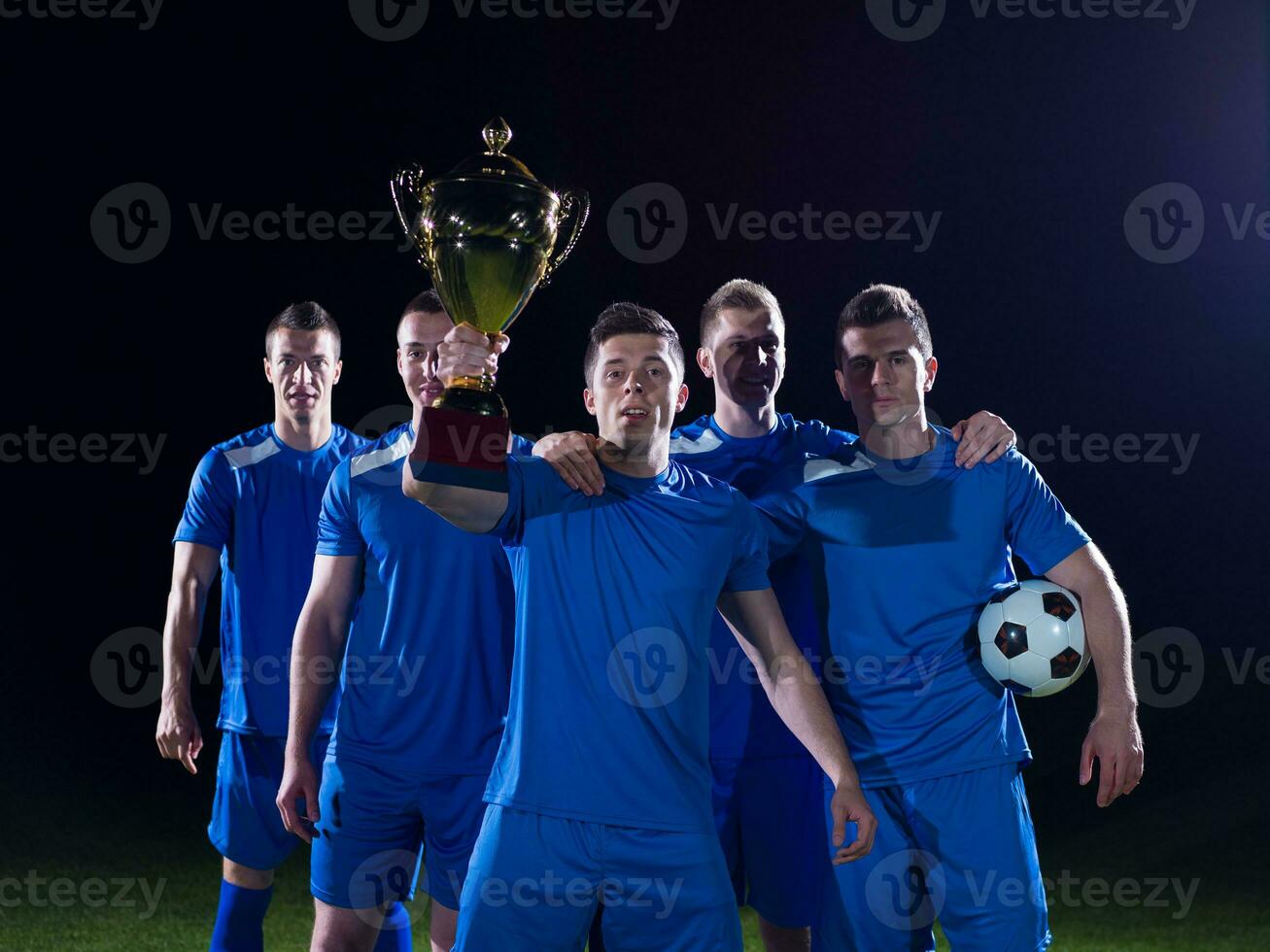 jugadores de fútbol celebrando la victoria foto