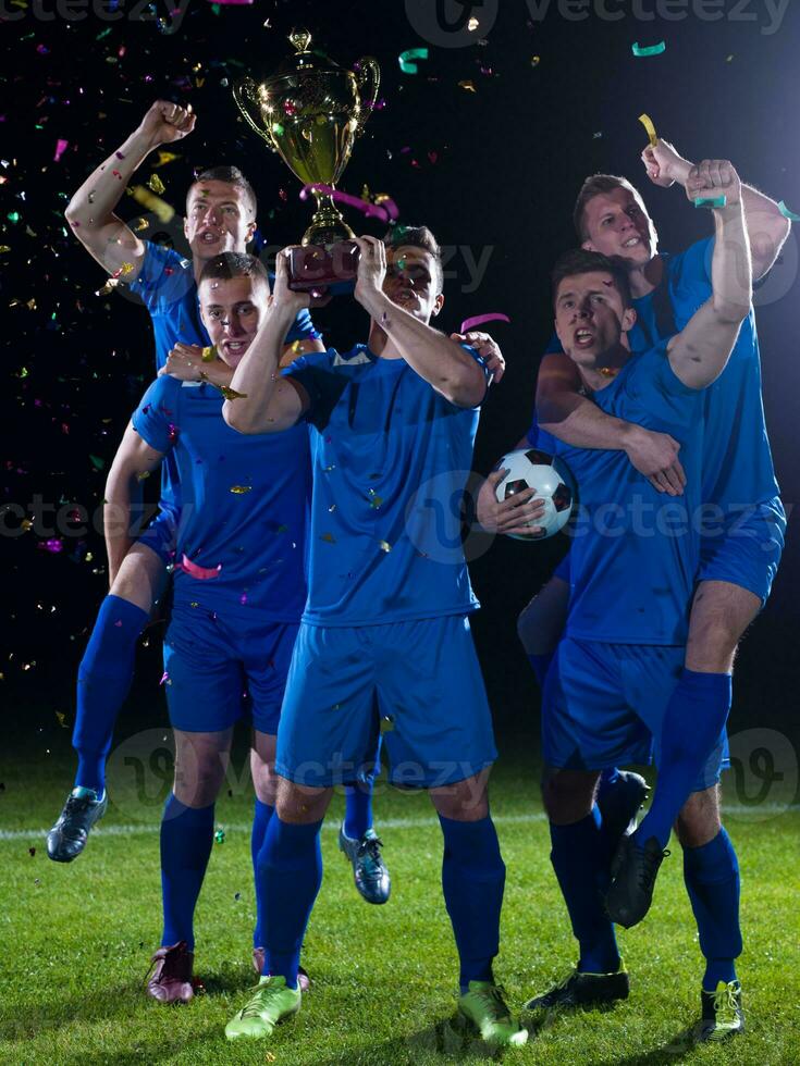 jugadores de fútbol celebrando la victoria foto