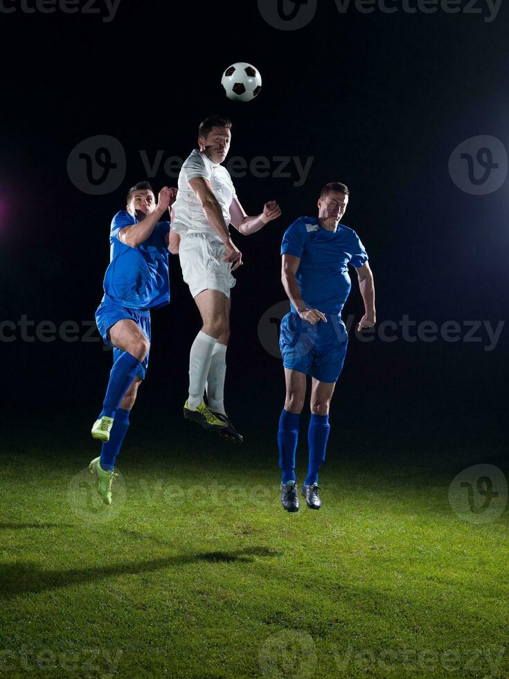 duelo de futbolistas foto