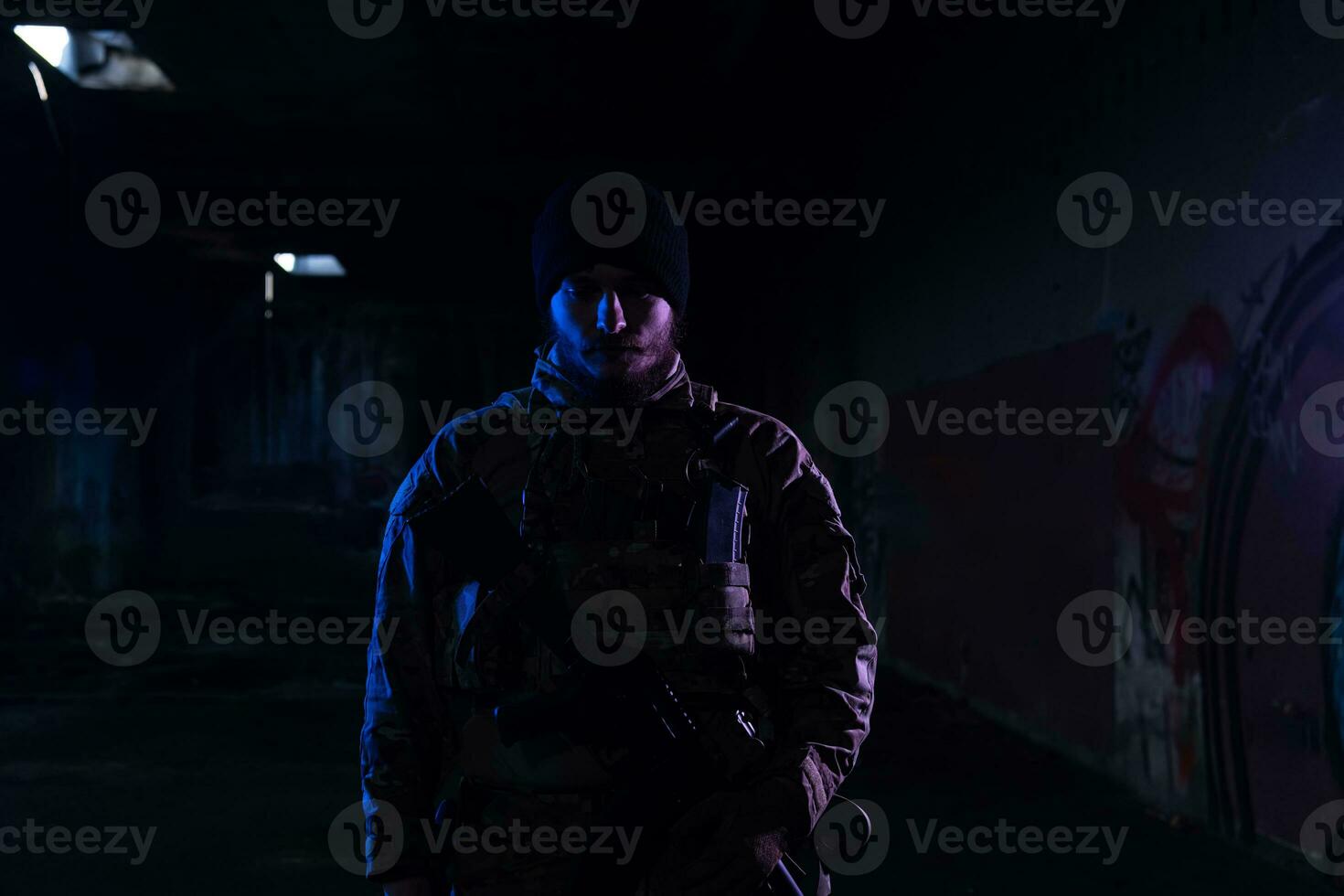 Ejército soldado en combate uniformes con un asalto rifle y combate casco noche misión oscuro antecedentes. azul y púrpura gel ligero efecto. foto