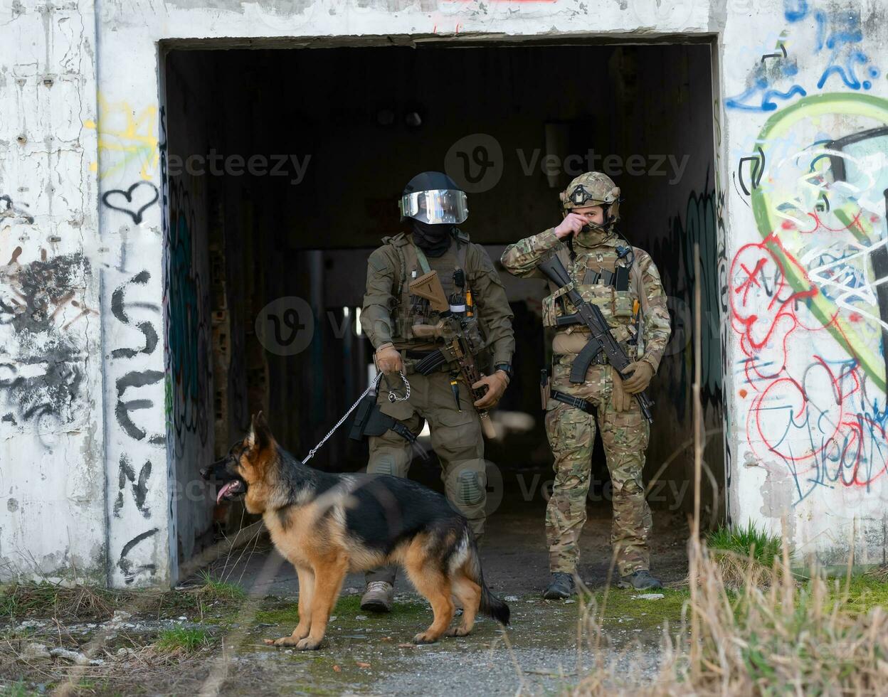 moderno guerra soldados con militar trabajando perro en acción en el campo de batalla. foto