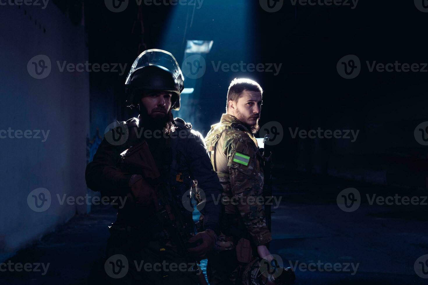 moderno guerra soldados en oscuro con combate munición y armas en el manos de equipado láser monumentos son en batalla orden. mezclado medios de comunicación. foto