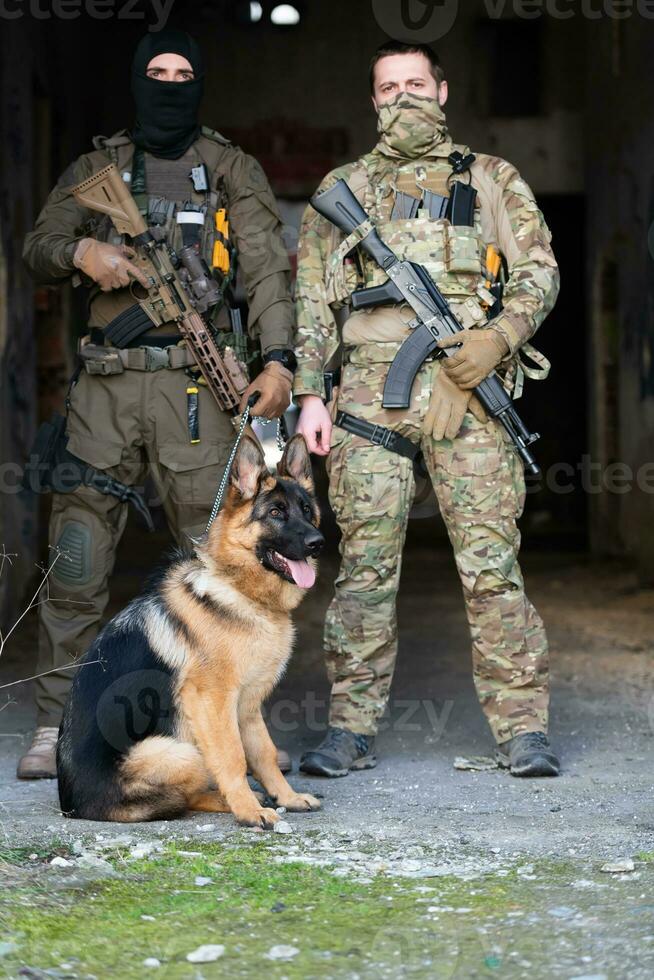 moderno guerra soldados con militar trabajando perro en acción en el campo de batalla. foto