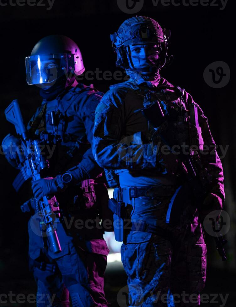 moderno guerra soldados en oscuro con combate munición y armas en el manos de equipado láser monumentos son en batalla orden. mezclado medios de comunicación. foto