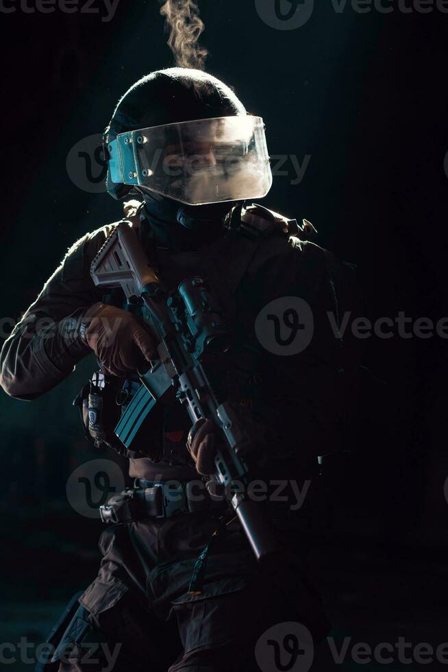 Ejército soldado en combate uniformes con un asalto rifle y combate casco noche misión oscuro antecedentes. azul y púrpura gel ligero efecto. foto