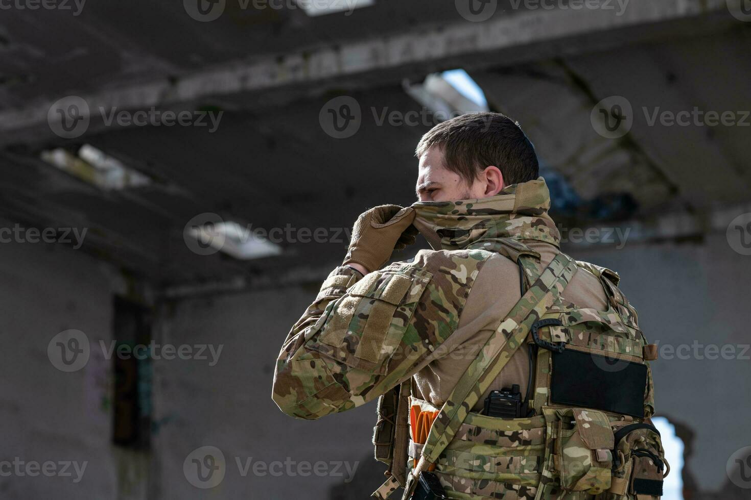 Ejército soldado en combate uniformes con un asalto rifle y cara proteccion mascarilla. foto