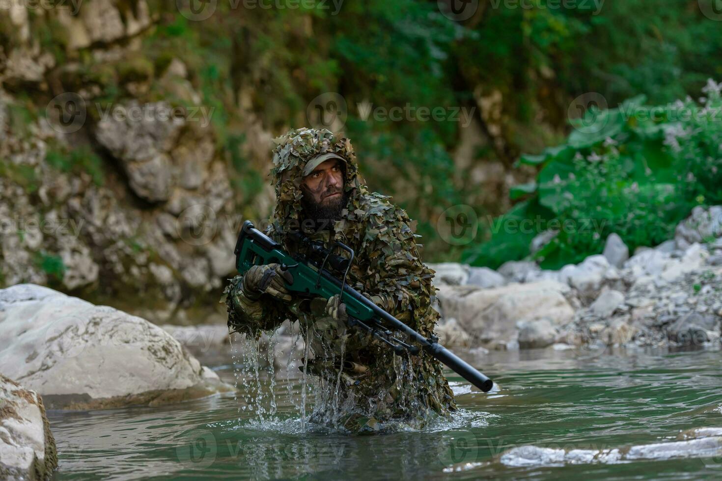 un militar hombre o airsoft jugador en un camuflaje traje furtivo