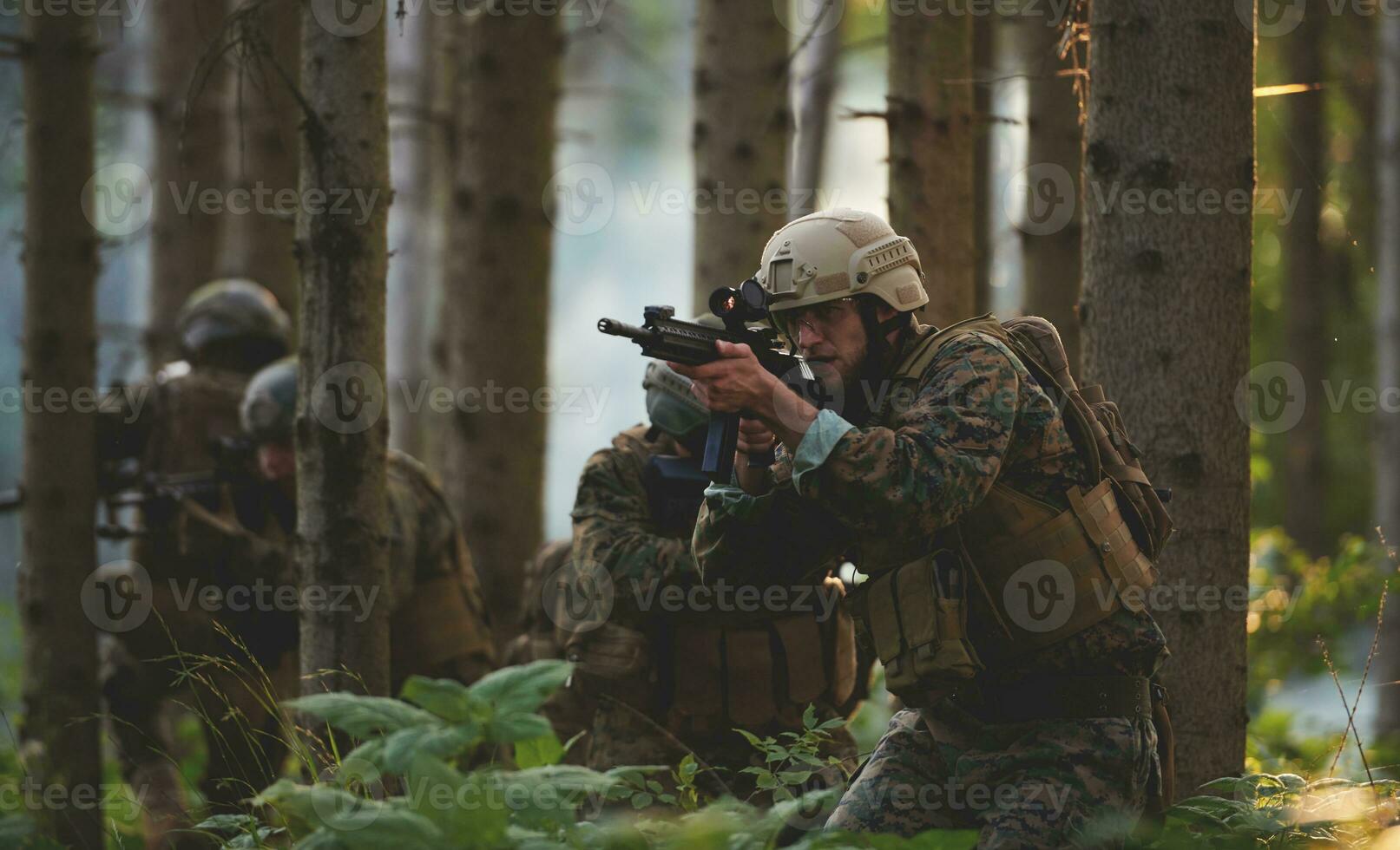 escuadrón de soldados de guerra moderna en batalla foto