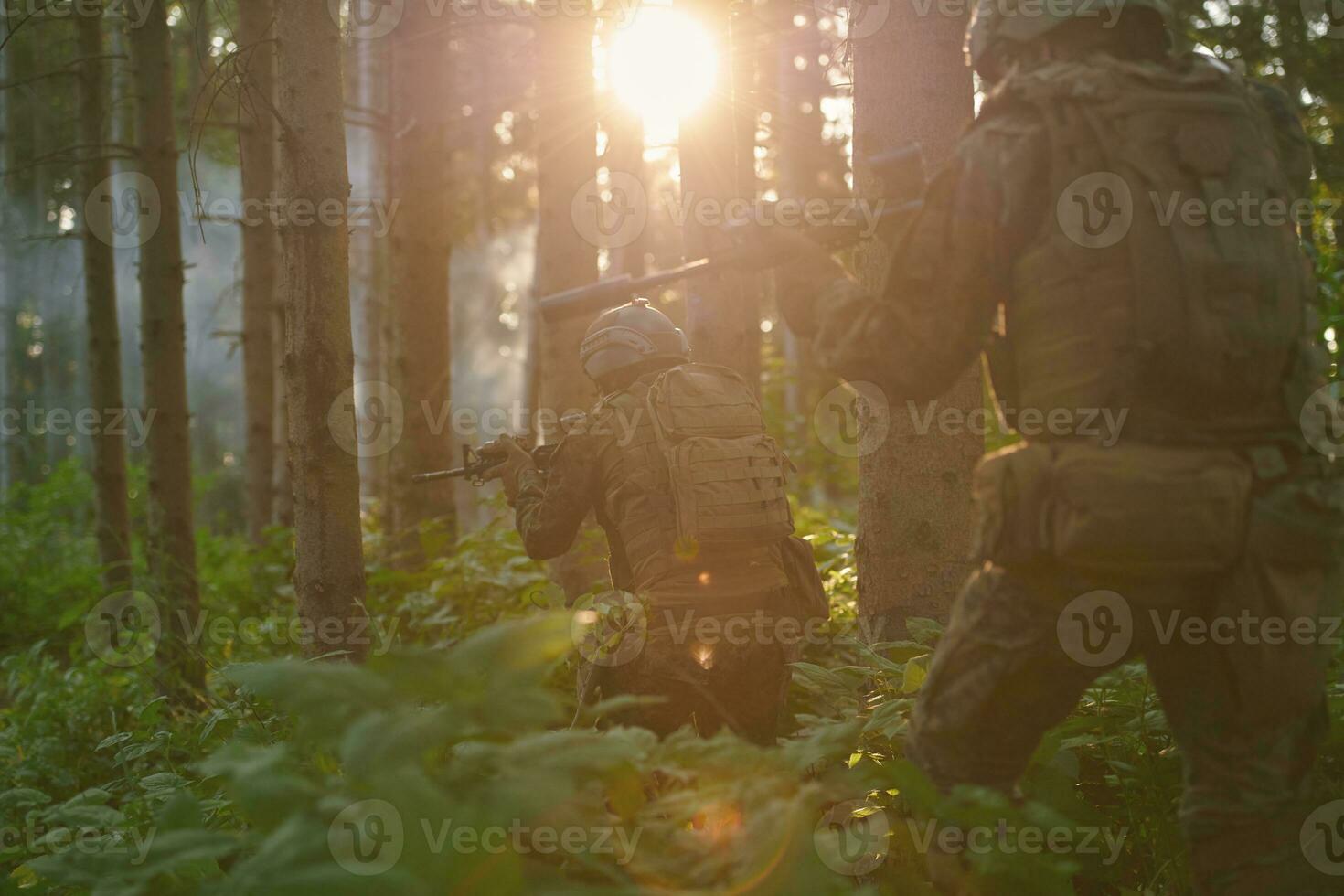 escuadrón de soldados de guerra moderna en batalla foto