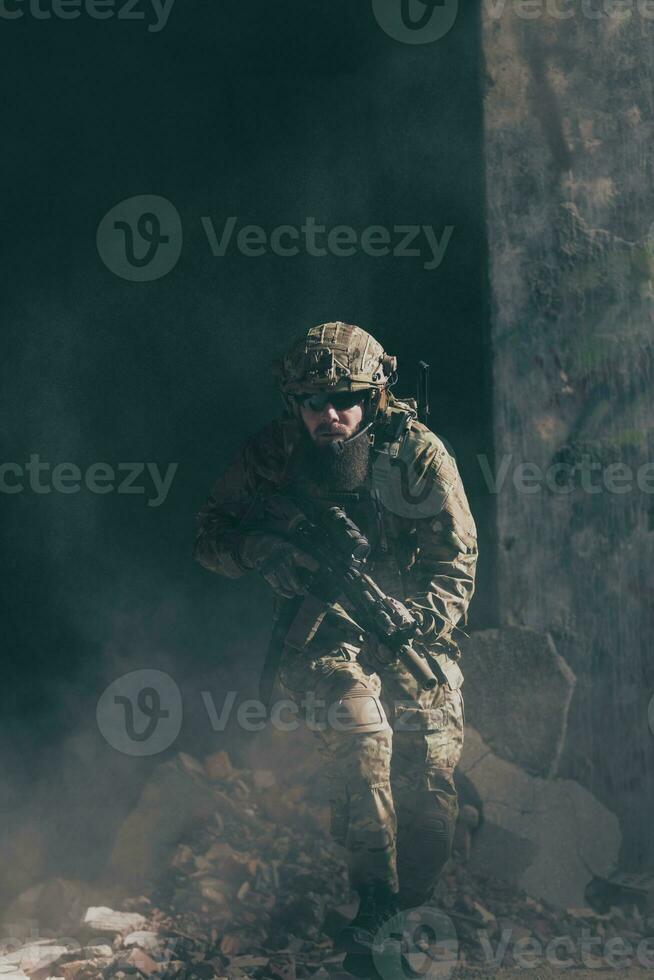 un soldado barbudo con uniforme de fuerzas especiales en una peligrosa acción militar en una peligrosa zona enemiga. enfoque selectivo foto