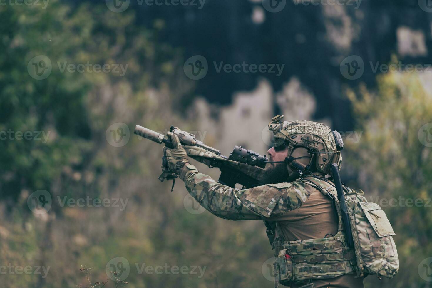 un soldado barbudo con uniforme de fuerzas especiales en una peligrosa acción militar en una peligrosa zona enemiga. enfoque selectivo foto