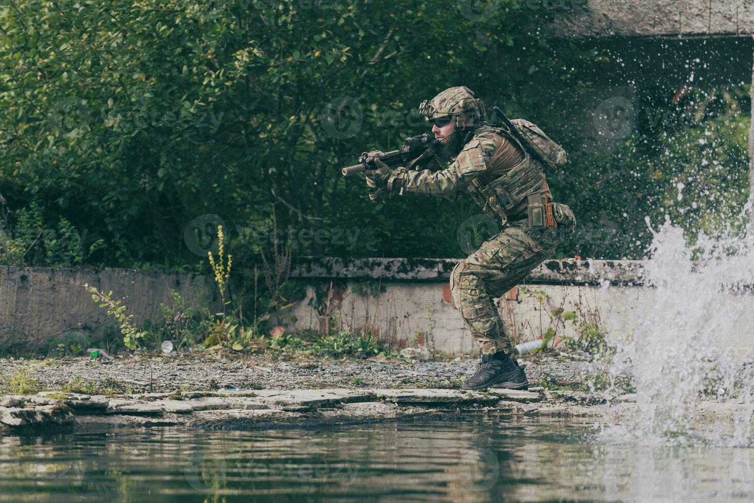 un soldado barbudo con uniforme de fuerzas especiales en una peligrosa acción militar en una peligrosa zona enemiga. enfoque selectivo foto