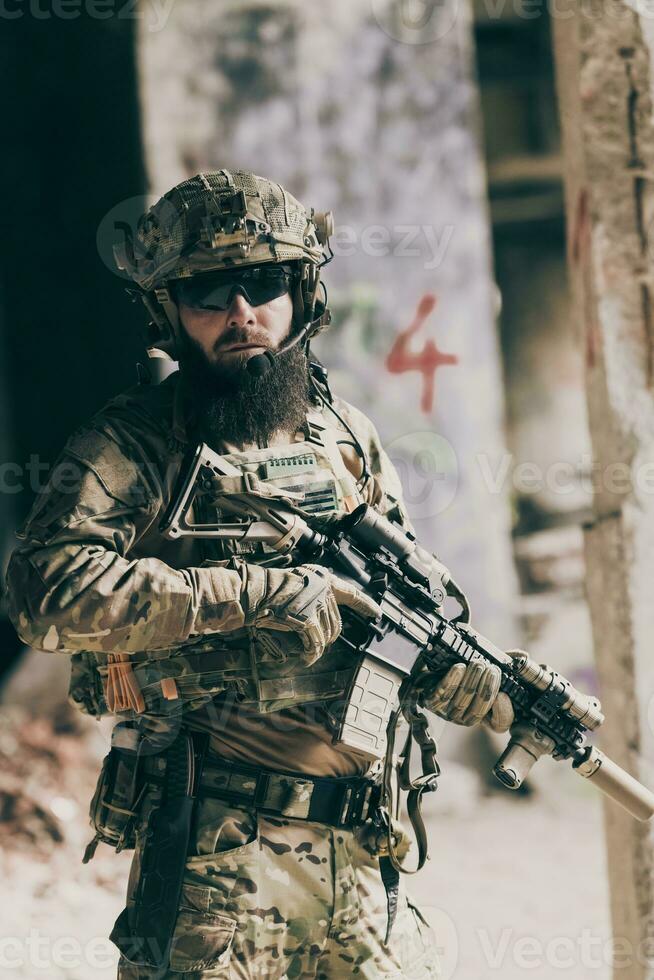 un soldado barbudo con uniforme de fuerzas especiales en una peligrosa acción militar en una peligrosa zona enemiga. enfoque selectivo foto