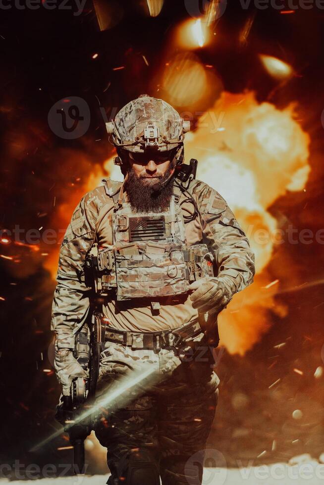 un soldado barbudo con uniforme de las fuerzas especiales camina por un edificio abandonado después de una misión exitosa. enfoque de selección foto