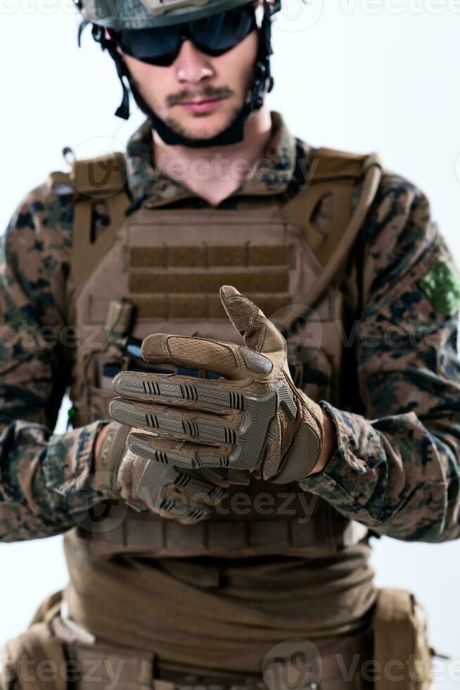 primer plano de las manos del soldado poniendo guantes protectores de batalla foto