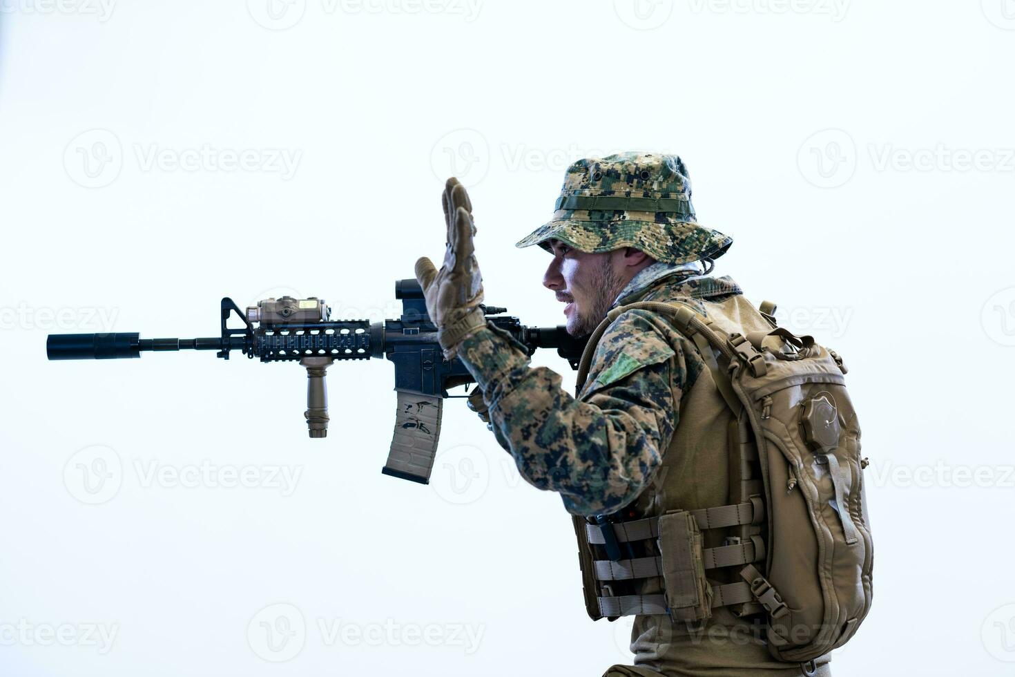 soldado en acción con el objetivo de la vista láser óptica foto