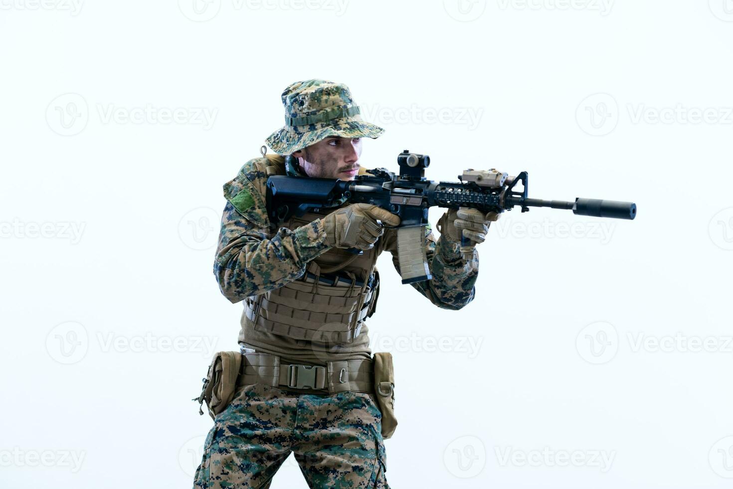 soldado en acción con el objetivo de la vista láser óptica foto