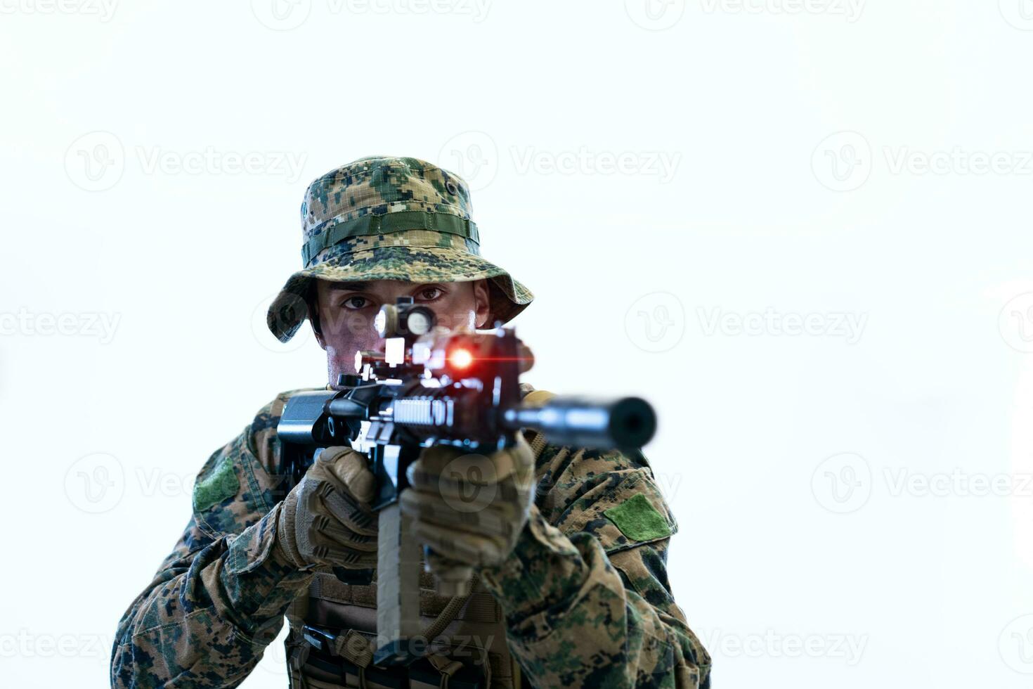 soldado en acción con el objetivo de la vista láser óptica foto