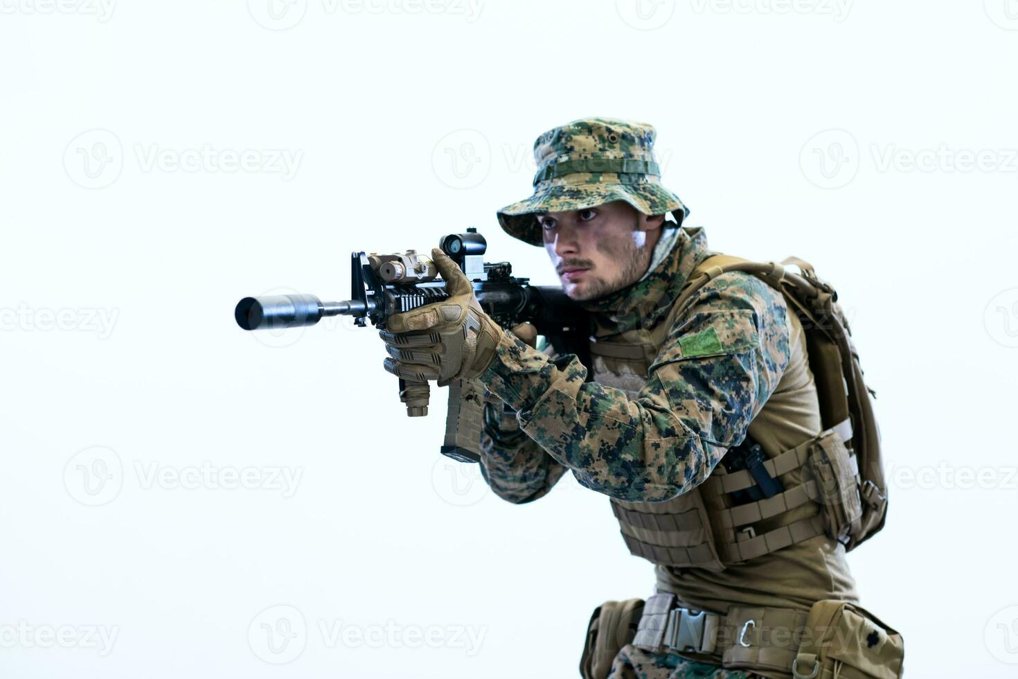 soldado en acción con el objetivo de la vista láser óptica foto