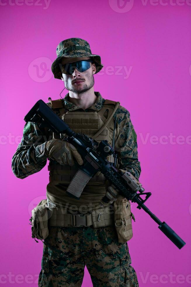 guerra moderna soldado fondo rosa foto