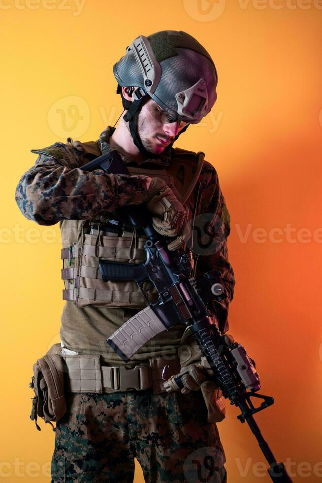 moderno soldado en contra amarillo antecedentes foto