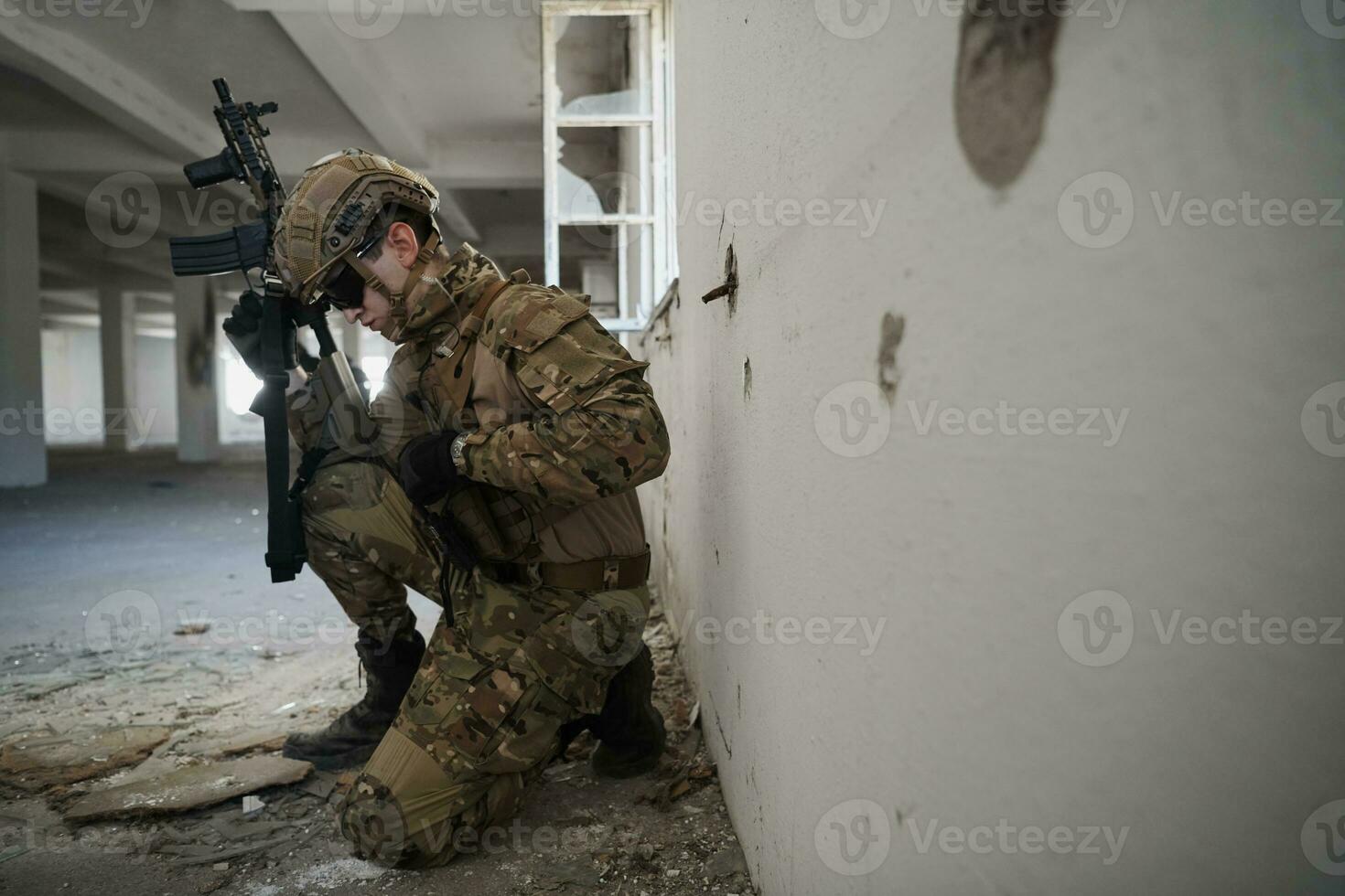 soldado en acción cerca de la revista de cambio de ventana y ponerse a cubierto foto