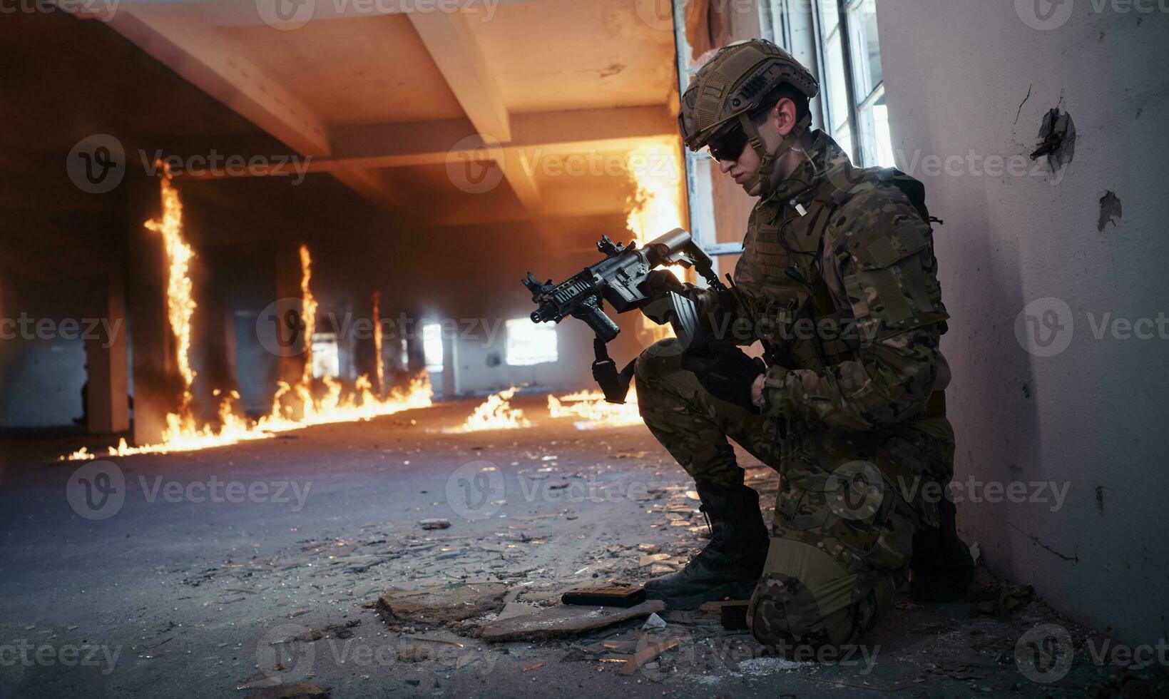 soldado en acción cerca de la revista de cambio de ventana y ponerse a cubierto foto