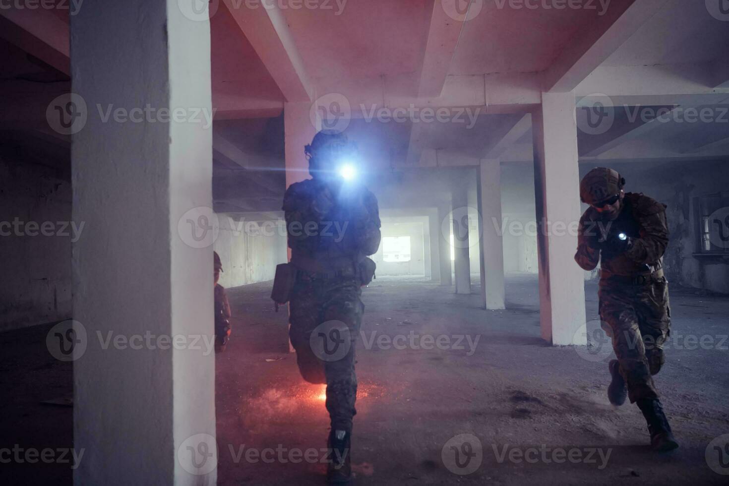 tropas militares en acción entorno urbano foto