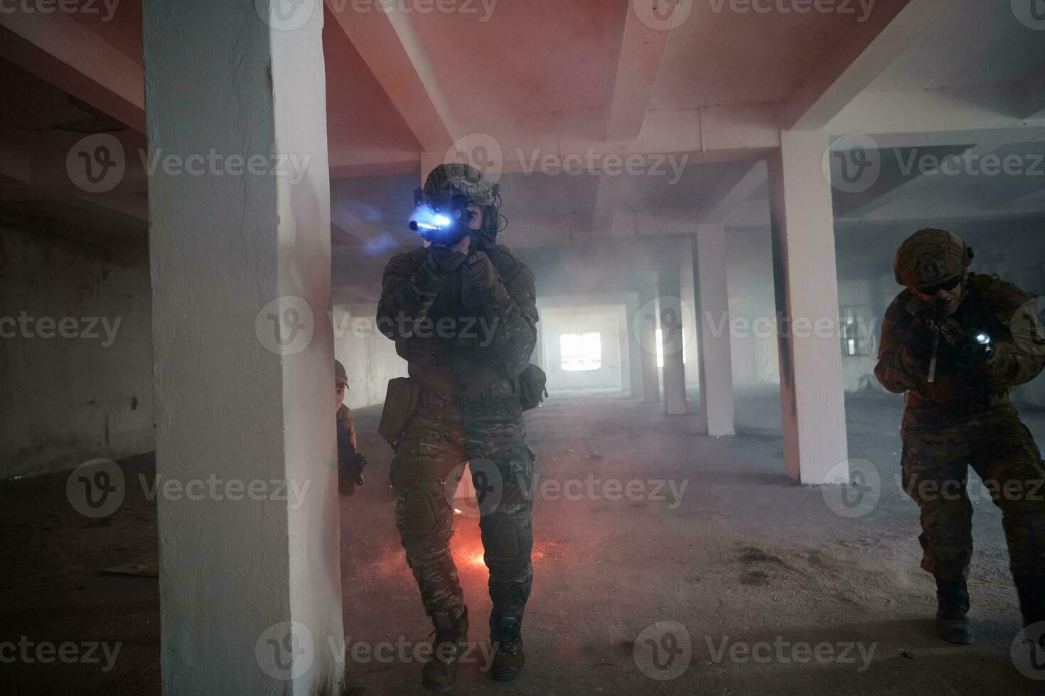 tropas militares en acción entorno urbano foto