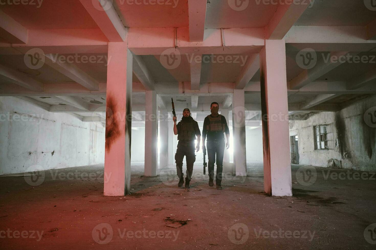 retrato del equipo de escuadrón de soldados en un entorno urbano foto