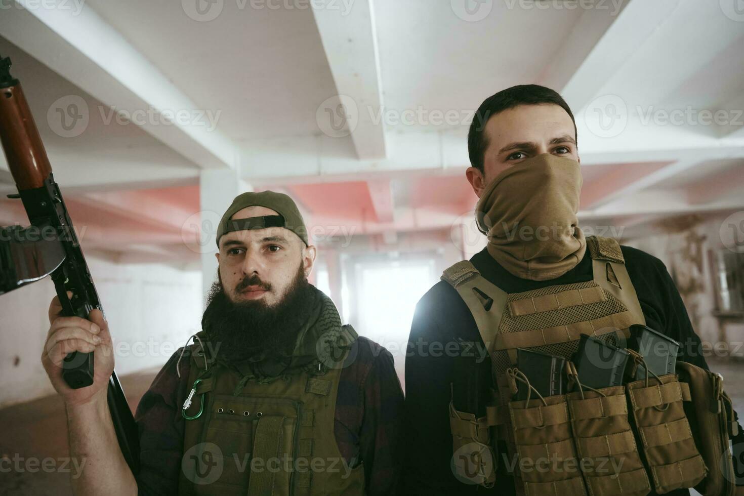 retrato del equipo de escuadrón de soldados en un entorno urbano foto