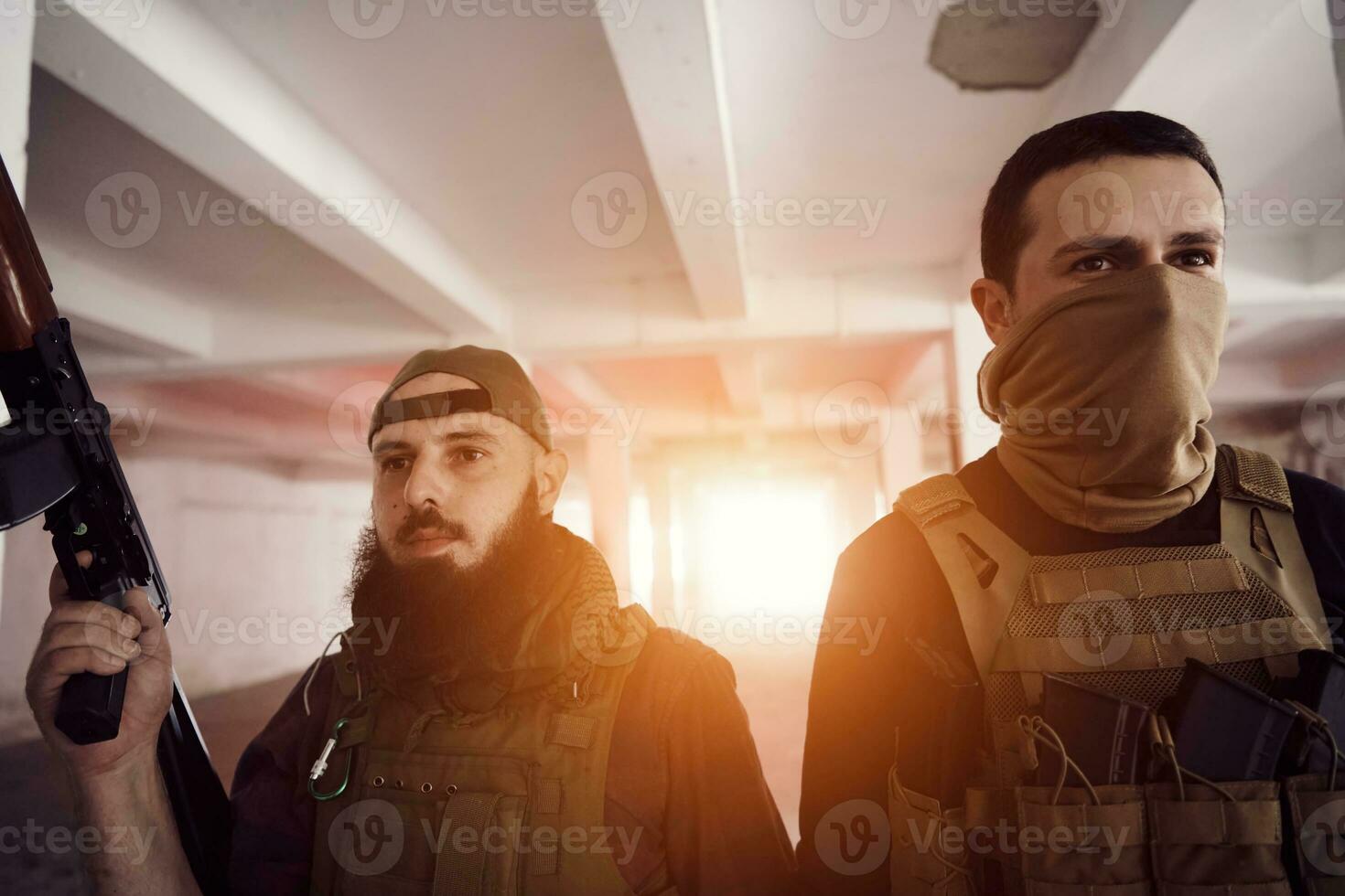 retrato del equipo de escuadrón de soldados en un entorno urbano foto