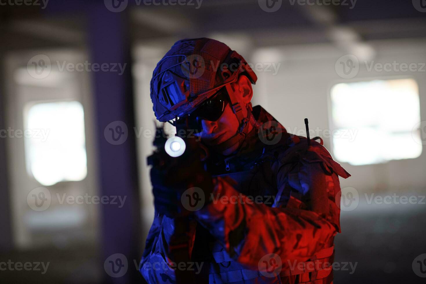 soldado de guerra moderna en el campo de batalla del entorno urbano foto