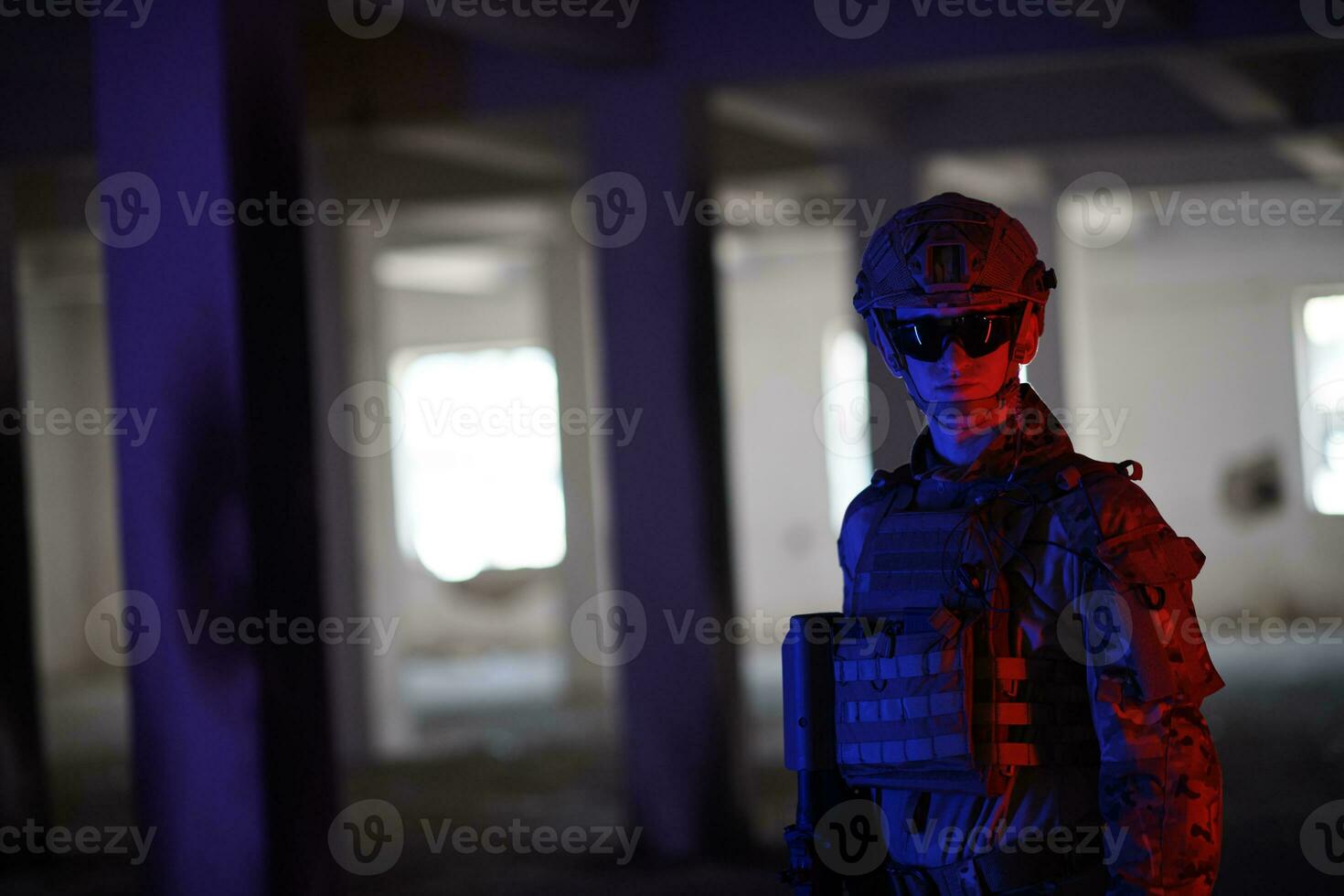 soldado de guerra moderna en entorno urbano foto